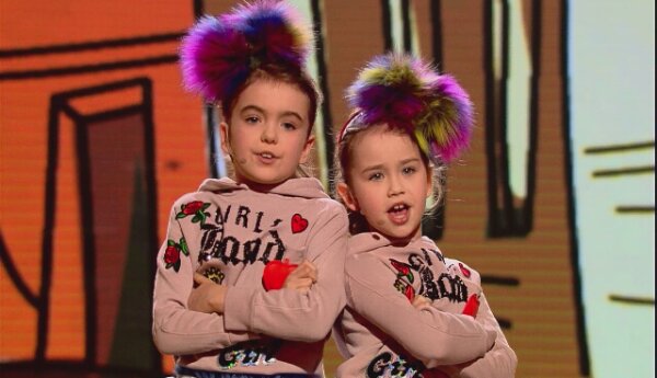 Alicja i Matylda w piosence "Siedzieliśmy na dachu"