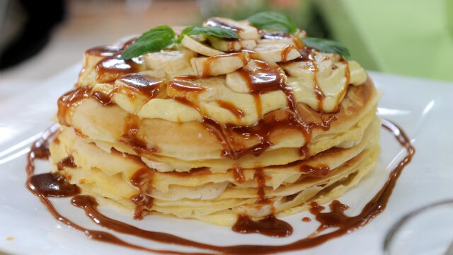 Tort naleśnikowy z sosem karmelowym i bananami